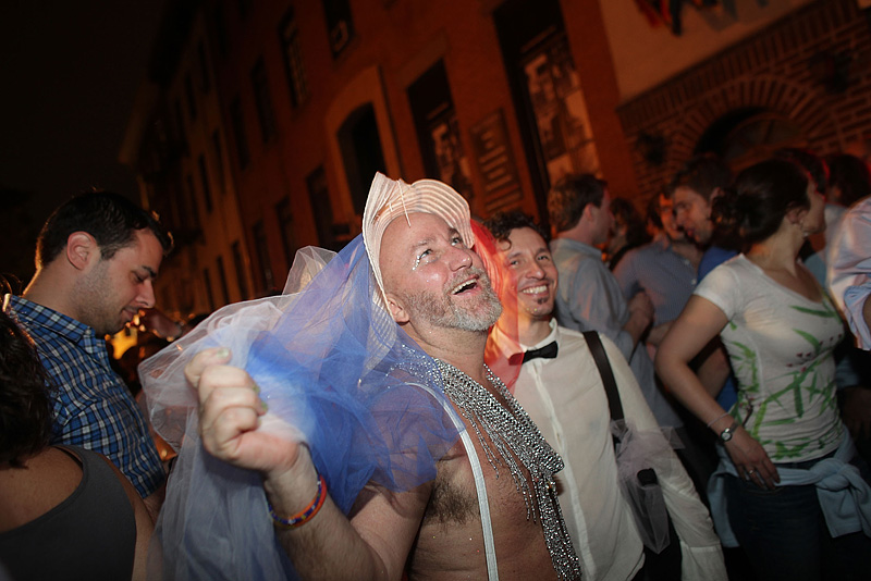 Illustration for article titled New Yorkers Take to the Streets to Celebrate Gay Marriage Vote